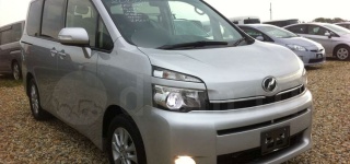 toyota_voxy_2013_032016